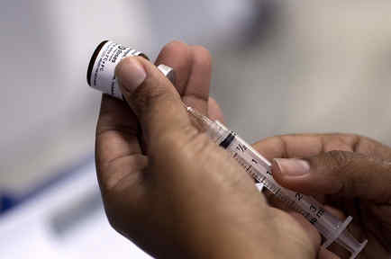Una enfermera prepara la vacuna que evita el virus del sarampión. 