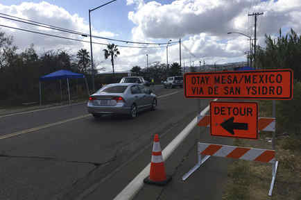 Tráfico desviado en la carretera que conduce al puerto de entrada Otay Mesa, al sur de San Diego, en California. 