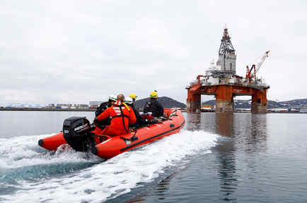 Greenpeace Activistas de la organización ecologista Greenpeace se acercan en lancha a la plataforma de perforación submarina West Hercules, en Hammersfest, Noruega. contra una torre de perforación en Noruega