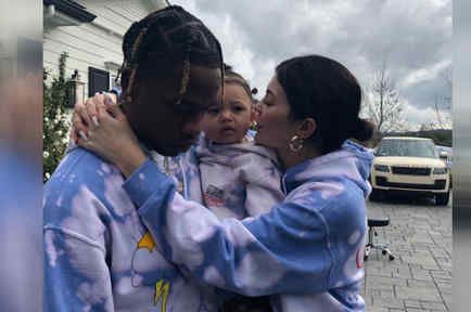 Kylie Jenner con su pareja Travis Scott y su hija Stormi 