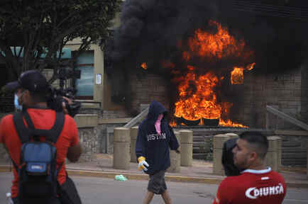 Manifestantes incendian llantas en la entrada de la embajada estadounidense en Tegucigalpa