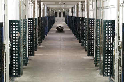 Imagen de las celdas de un centro de detención.