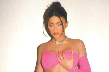 Kylie Jenner en traje rosa