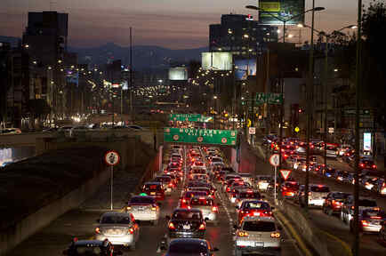 Hora pico en el tráfico en una de las avenidas principales de la Ciudad de México.
