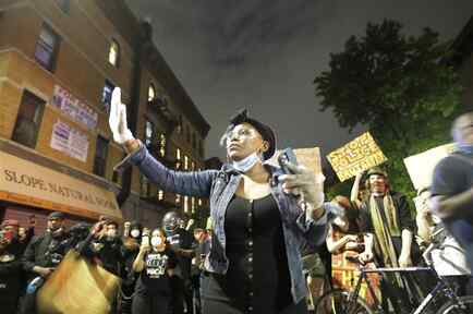 Manifestantes cerca del Barclays Center luego de una protesta por la muerte de George Floyd el 29 de mayo, en Brooklyn, Nueva York.