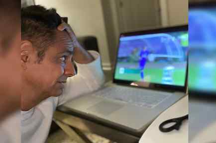 Eugenio Derbez viendo un partido de futbol 