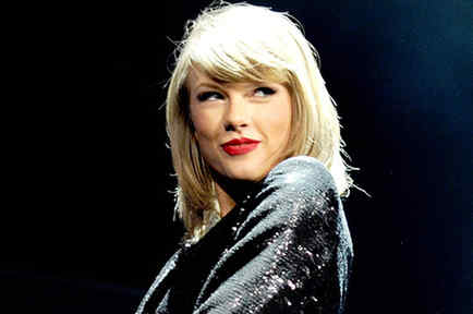 Taylor Swift sonriendo en su concierto en Manchester Arena