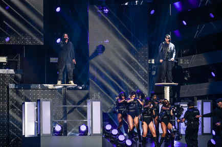 Don Omar y Daddy Yankee en el show de los Premios Billboard 2016