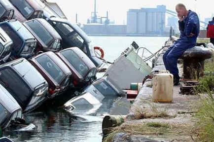 Un ferry hundiéndose con todos los carros cubiertos de agua