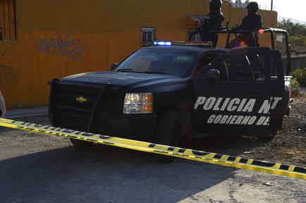 Policía de México vigila el escenario de un asesinato