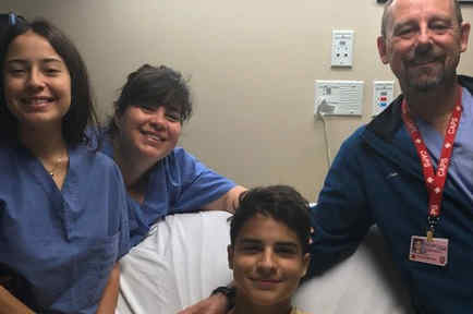 El doctor Stephen Kimmel (der) al lado de su paciente Jacob Terrazas, su madre y hermana. Foto cortesía de Houston Public Media. 