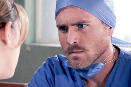 Erik Hayser vestido de médico en Los Miserables 
