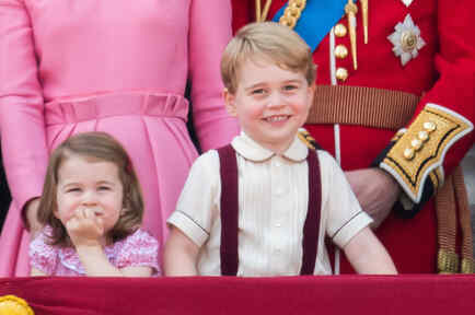 Princesa Charlotte posando al lado del príncipe George