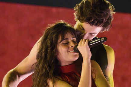 Camila Cabello y Shawn Mendes abrazados cantando en el escenario.
