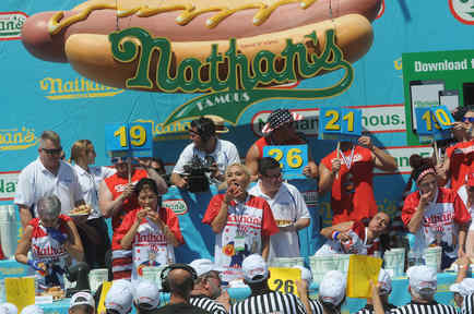 Tradicional concurso de comer hot dogs