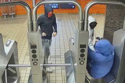 Bandidos acuchillan a un pasajero del metro de Nueva York