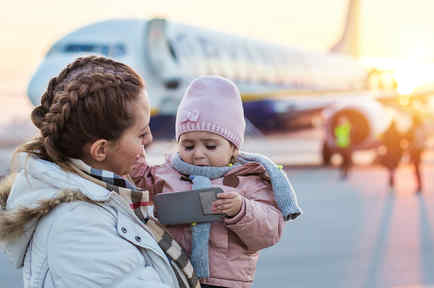 Tips para viajar por primera vez con un bebé