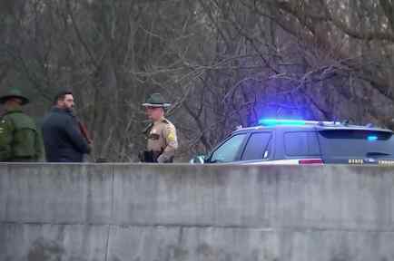 Policías balean a sujeto armado con un cuchillo en Tennessee