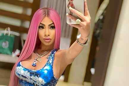 Yailin 'La Más Viral' tomándose una selfie frente al espejo