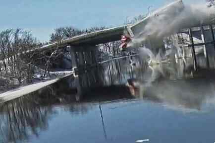 Chofer sobrevive tras caer con su camión a un lago