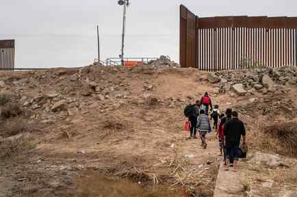 inmigrantes cruzando la frontera.jpg