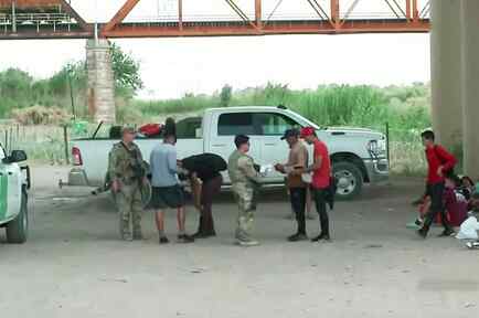 Agentes fronterizos detienen migrantes en Eagle Pass, Texas