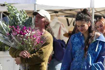 Rosalía y Jeremy Allen en un mercado en LA, California, 2023