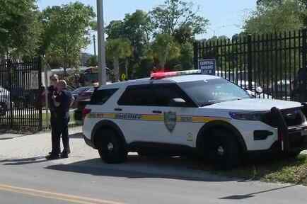 Una bala perdida alcanza un autobús escolar con niños a bordo en Florida