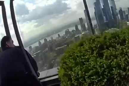Policías rescatan a mujer a punto de saltar de rascacielos