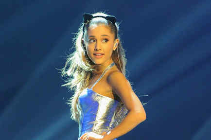 Ariana Grande es su presentación de los premios Radio One Teen Awards.
