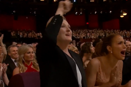 Meryl Streep y Jennifer Lopez aplauden el discurso de agradecimiento de Patricia Arquette.