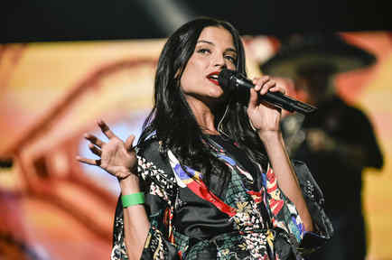 Natalia Jiménez cantando en los ensayos de Premios Billboards 2015