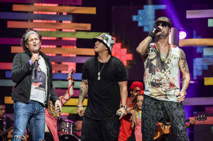 Carlos Vives, Wisin y Daddy Yankee cantando en los ensayos de Premios Billboard 2015