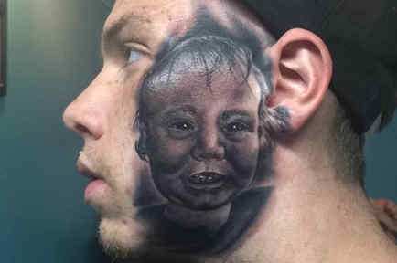 Christien Sechrist se tatúa el rostro de su hijo en la cara 