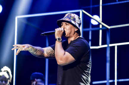 Daddy Yankee cantando en los ensayos de Premios Billboard 2015