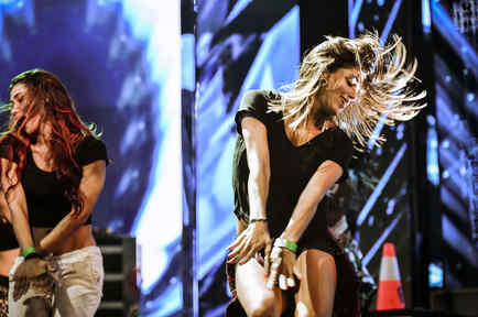 Un par de bailarinas ensayan antes de la presentación de los Premios Billboard 2015