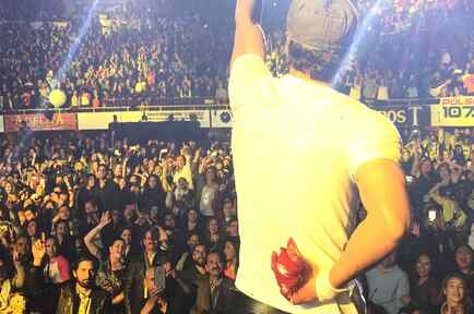 Enrique Iglesias con su mano ensangrentada y vendada durante un concierto en Tijuana, México