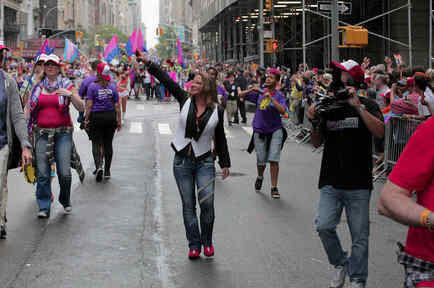 Dra. Polo en el gay parade en Nueva York