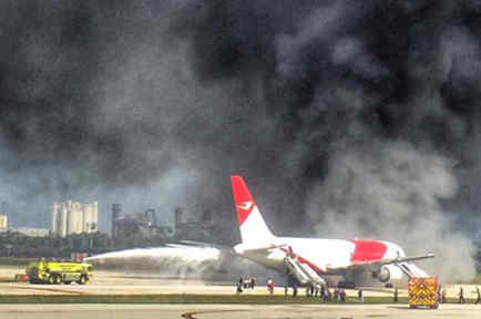 Bomberos apagan incendio en nave de Dynamic Airlines, el vuelo 405 con destino a Venezuela se preparaba para despegar del Aeropuerto de Fort Lauderdale en Florida al momento del incidente