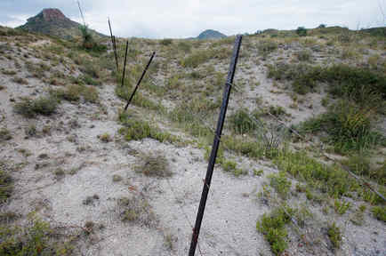 Una alambrada de púas es lo único que separa a Estados Unidos, a la izquierda, de México, en la frontera cerca de Nogales, Arizona, en esta imagen del 4 de septiembre de 2015. 