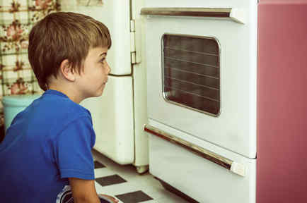 Niño mirando horno