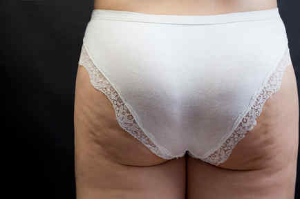Caderas de mujer con pantis blancas