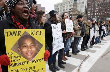 En esta foto del 25 de noviembre de 2015, personas se manifiestan en Public Square, en Cleveland, por la muerte a tiros de Tamir Rice, de 12 años, a manos de un policía blanco. Rice murió baleado cuando jugaba con lo que resultó ser una pistola de perdigo
