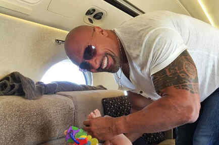 Dwayne “The Rock” Johnson comparte una foto cambiándole el pañal sucio a su hija