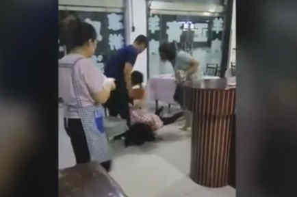 Un mujer es brutalmente golpeada por las esposas de sus dos novios (VIDEO)
