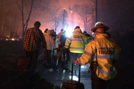 Patrulleros de carretera ayudan a residentes a evacuar Gatlinburg, Tennessee debido a un incendio forestal