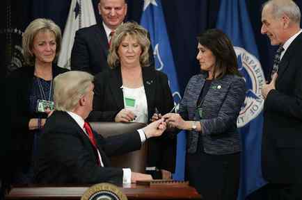Presidente Donald Trump regala la pluma con la que firmó orden ejecutiva sobre inmigración