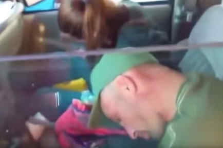 Pareja sufre una sobredosis de heroína con dos niños dentro de su auto (VIDEO) 