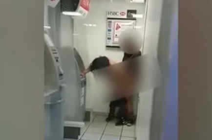 Una pareja tiene sexo al lado de un cajero automático en México (VIDEO) 