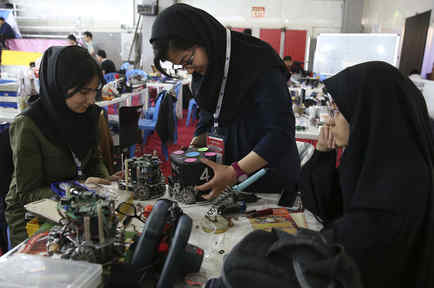 Estudiantes iraníes trabajan sobre unos robots en una competencia internacional de Teherán el 6 de abril del 2016.